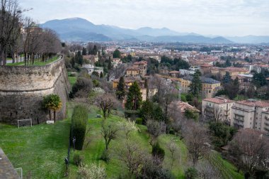 Bergamo şehrinin tarihi kısmı, Bergamo Alta manzarası dar sokaklar, turist beldesi, Kuzey İtalya