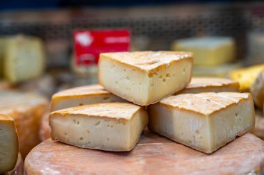 Biarritz, Fransa, Bask Bölgesi ve Pireneler 'de satılık koyun, inek ve keçi peyniri, Tomme, Fermier Brebis, çiftçi peyniri