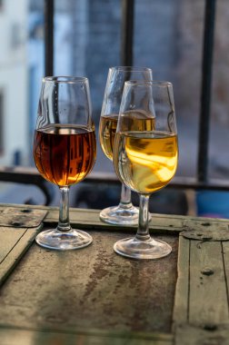 Şarap tatma, fino, olorosso, amontillado, kremalı Jeremy Sherry. Jerez de la Frontera, Cadiz, Endülüs, İspanya 'da palomino beyaz üzümünden yapılmış.