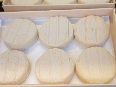 Perigord ve Quercy 'deki çiftlikte üretilen yumuşak kabuklu kauçuk yumuşak keçi peyniri, Fransa' da ayrılan Lot.