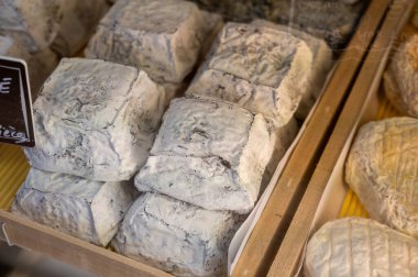 Peynir koleksiyonu, Fransız Carre Cendre Lait cru Chevre piramit peyniri. Fransa 'nın Perigord bölgesindeki Souillac' ta keçi sütünden yapılmış.