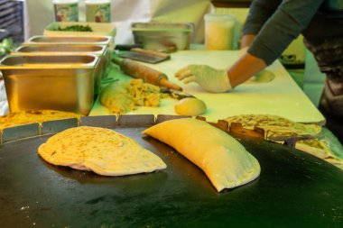 Akdeniz mutfağı, ateşte kızartılmış ekmek içi peynir dolu yassı ekmek.