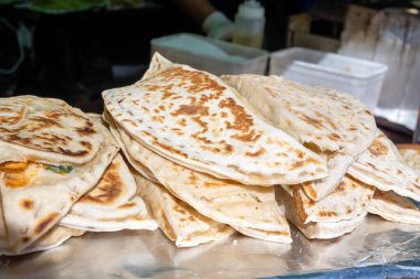 Akdeniz mutfağı, ateşte kızartılmış ekmek içi peynir dolu yassı ekmek.