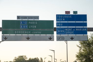 Yol tabelaları ve yönler, yazın Fransız yolunda araba kullanmak, turistlerin uğrak yerleri Fransız şehirleri ve köyleri, Fransa 'da farklı türde yollar, ulaşım ve trafik sıkışıklığı sorunları