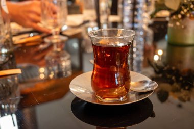 Türkiye 'nin İstanbul kentindeki restoranda geleneksel bardakta Türk tatlı çayı servis ediliyor.