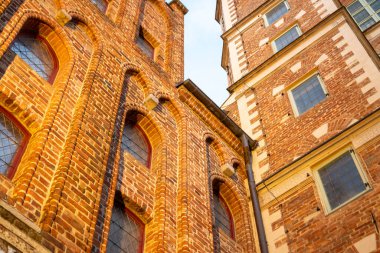 Polonya 'nın Gdansk şehrinin eski orta kesiminde güneşli yaz gününde renkli cepheler ve binalar