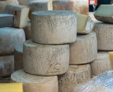 Biarritz, Fransa, Bask Bölgesi ve Pireneler 'de satılık koyun, inek ve keçi peyniri, Tomme, Fermier Brebis, çiftçi organik peynir