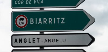 Yol tabelaları ve yönler, yazın Fransız yolunda araba kullanmak, turistlerin uğrak yerleri Fransız şehirleri ve köyleri, Fransa 'da farklı türde yollar, ulaşım ve trafik sıkışıklığı sorunları