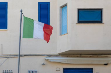 İtalya ve İtalya pizza kafesi bayrağı, İtalya 'da yerel pizzacı, düşük mevsim, kapalı.