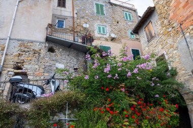 San-Remo yakınlarındaki Ventimiglia, Grimaldi köyündeki Fransız-İtalyan sınırından İtalyan Riviera ve mavi Akdeniz 'e renkli manzara, seyahat yeri, panoramik manzara, evler ve bahçeler