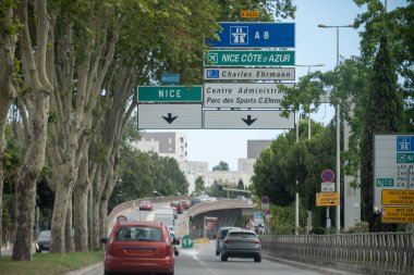 Yaz aylarında Cote d 'azur, Fransız Rivierası, yol işaretleri, Fransa' da turistik yolda trafik sıkışıklığı...