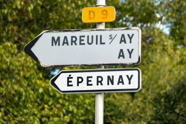 Yol işaretleri, istikametler ve yerler, Gran Cru köyleri, siyah yol işareti İngilizce çevirisi: turist rotası. Şampanyada sonbahar şarabı Epernay, Fransa yakınlarında bölge yapıyor. Grand Est, Champagne 'de araba sürüyorum..