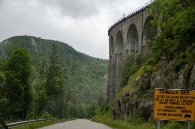 Fransız Alplerinde Napolyon Yolu 'nda araba ya da karavan kullanmak, Fransa' da turistik yol, yol manzarası