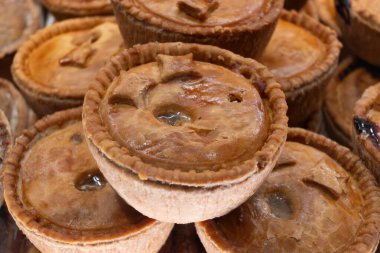 Taze pişmiş etli turtalar, İngiliz çörekleri, dükkanda sergilenen atıştırmalıklar.