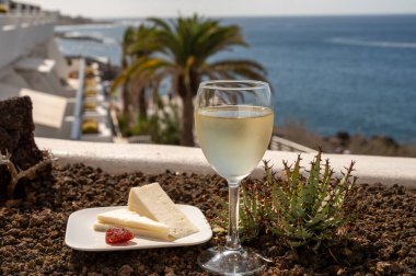 Kutlama, doğum günü partisi, tatil beldesi Costa Adeje, Tenerife 'de soğuk beyaz şarap içmek, Kanarya Adaları kış tatili, İspanya,