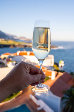 Kutlama, doğum günü partisi, kava ya da şampanya içmek Tenerife 'de okyanus manzaralı şampanya, Kanarya Adaları kış tatili, İspanya