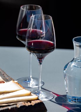 Şarap, Tenerife 'deki Tacoronte-Acentejo Dağı' nın volkanik topraklarındaki şarap imalathanelerinde şarap üretiyor. Kanarya adaları tatili, İspanya. Kırmızı listan üzümlü kuru üzüm ve yerel peyniri tadıyor.