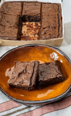 Amerikan çikolatalı browni, çikolatalı tatlı çikolatalı çikolatalı çikolatalı çikolata ya da ev yapımı vejetaryen tatlı.