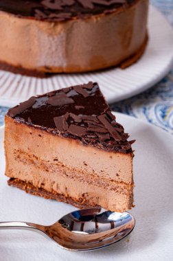 Koyu çikolatalı dondurmalı pasta, tatlı tatlı.