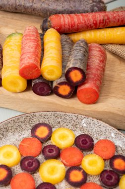 Renkli taze çiğ mor, sarı, kırmızı ve mor turuncu havuç Hollanda 'daki seradan sebze kökü, sağlıklı besin maddeleri.