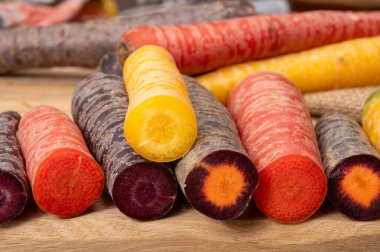 Renkli taze çiğ mor, sarı, kırmızı ve mor turuncu havuç Hollanda 'daki seradan sebze kökü, sağlıklı besin maddeleri.