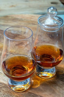 Scotch malt ve karışık viski ya da viski tatma İskoçya 'da içki imalathanesinde yakın çekim