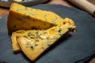 Peynir koleksiyonu, İngiliz ineği sütü yarı yumuşak, parçalanmış mavi ayaklık ve mavi sarı shropshire peyniri yakın, peynir tatma çiftliği