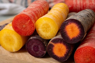 Renkli taze çiğ mor, sarı, kırmızı ve mor turuncu havuç Hollanda 'daki seradan sebze kökü, sağlıklı besin maddeleri.