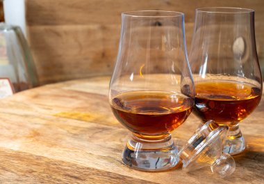 Scotch malt ve karışık viski ya da viski tatma İskoçya 'da içki imalathanesinde yakın çekim