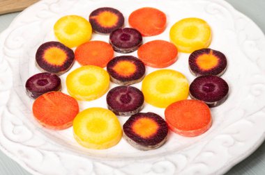 Renkli taze çiğ mor, sarı, kırmızı ve mor turuncu havuç Hollanda 'daki seradan sebze kökü, sağlıklı besin maddeleri.