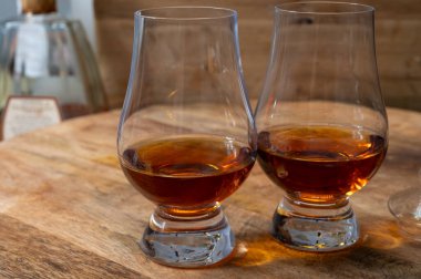 Scotch malt ve karışık viski ya da viski tatma İskoçya 'da içki imalathanesinde yakın çekim