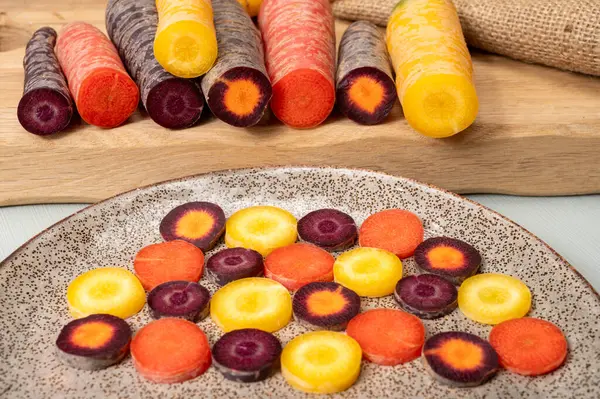 Renkli taze çiğ mor, sarı, kırmızı ve mor turuncu havuç Hollanda 'daki seradan sebze kökü, sağlıklı besin maddeleri.