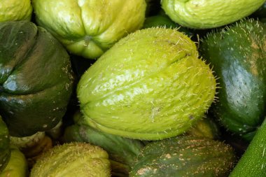Taze taze organik yeşil Chayote meyveleri, ya da christophine, mirliton choko Tenerife, Kanarya Adaları, İspanya 'da çiftçi pazarında, yerel çiftçi ürünleri yakın mesafede.