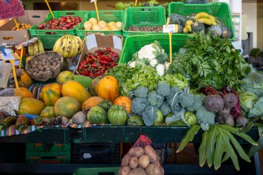 Tenerife, Kanarya Adaları, İspanya 'daki çiftçi pazarında taze taze taze meyve ve sebzeler satışı için taze yerel çiftçiler.