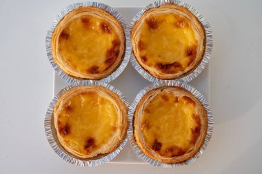 Portekiz 'in geleneksel tatlı tatlısı Pastel de nata yumurtalı kremalı tart pastası. Beyaz arka planda yakın plan.