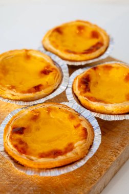 Portekiz 'in geleneksel tatlı tatlısı Pastel de nata yumurtalı kremalı tart pastası. Beyaz arka planda yakın plan.