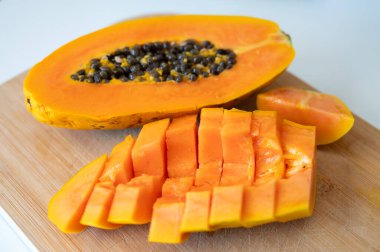 Olgun tatlı tropikal papaya meyveleri yemeye hazır, egzotik yemekler, yakın çekim.