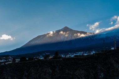 Ocak ayında Tenerife 'nin kuzeyinde Playa de San Marcos ve Icod de los Vinos' tan Teide volkanı, Kanarya adaları, İspanya, AB 'de turizm, gündoğumu dağlarının gölgesi