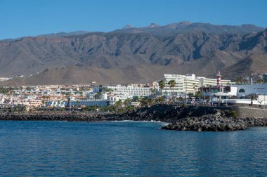 Kosta Adeje ve Playa de las Americas 'taki Tenerife' nin güneyindeki oteller, tatil beldeleri, plajlar, kışın İspanya 'daki Kanarya adaları, okyanus manzarası