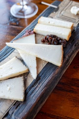 Kanarya adalarında yapılan İspanyol peynirlerinin, keçi peynirinin, tütsülenmiş manchego curado peynirinin ve ahşap kalasın üzerindeki üçgenlerin tadına bakmak.