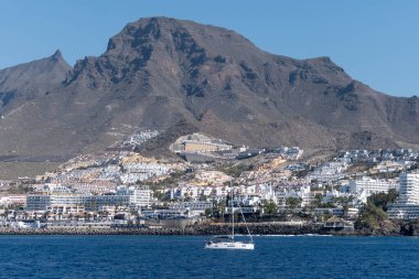 Kosta Adeje ve Playa de las Americas 'taki Tenerife' nin güneyindeki oteller, tatil beldeleri, plajlar, kışın İspanya 'daki Kanarya adaları, okyanus manzarası