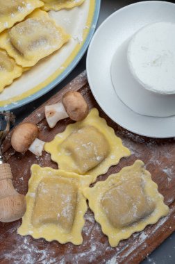 İtalyan yemeği, taze ev yapımı makarna ravioli köftesi ricotta yumuşak peynirli ve şampiyon porcini mantarlı, Parma, Emilia Romagna, İtalya, kapatın.