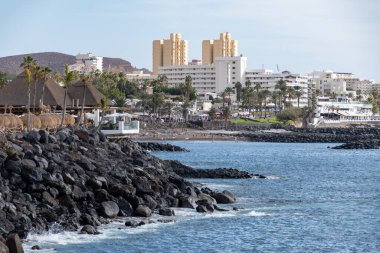 Costa Adeje ve Playa de las Americas yakınlarındaki Tenerife 'nin güneyindeki oteller, tatil beldeleri, kumlu plajlar, kışın İspanya' nın Kanarya Adaları