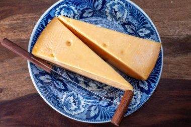 Hollanda peyniri, Hollanda, Noord-Hollanda 'da üretilen inek sütünden yapılır.