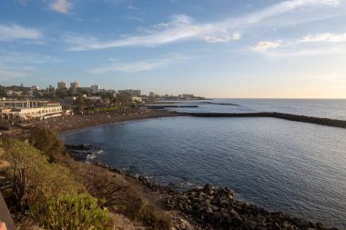 Costa Adeje ve Playa de las Americas yakınlarındaki Tenerife 'nin güneyindeki oteller, tatil beldeleri, kumlu plajlar, kışın İspanya' nın Kanarya Adaları