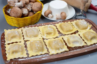 İtalyan yemeği, taze ev yapımı makarna ravioli köftesi ricotta yumuşak peynirli ve şampiyon porcini mantarlı, Parma, Emilia Romagna, İtalya, kapatın.