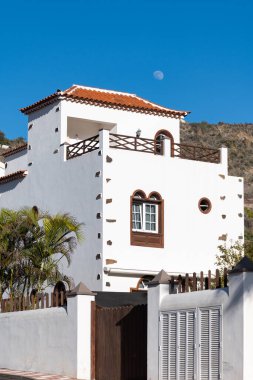 Tenerife adasındaki Icod de Los Vinos yakınlarındaki San Marcos sahilinde yürümek, turizm beldesi, kışın güneşli bir tatil, Kanarya, İspanya