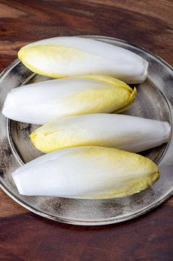 Taze organik hindiba salatası yenmeye hazır Belçika ve Hollanda 'da geleneksel kış mevsimi yemekleri