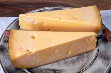 Hollanda peyniri, Hollanda, Noord-Hollanda 'da üretilen inek sütünden yapılır.