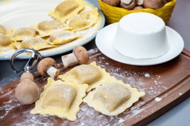 İtalyan yemeği, taze ev yapımı makarna ravioli köftesi ricotta yumuşak peynirli ve şampiyon porcini mantarlı, Parma, Emilia Romagna, İtalya, kapatın.